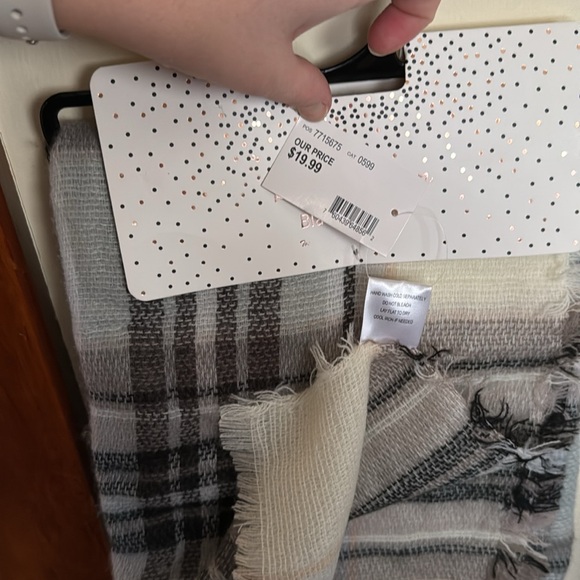 Plaid Scarf NWT smoke free home - Picture 3 of 3